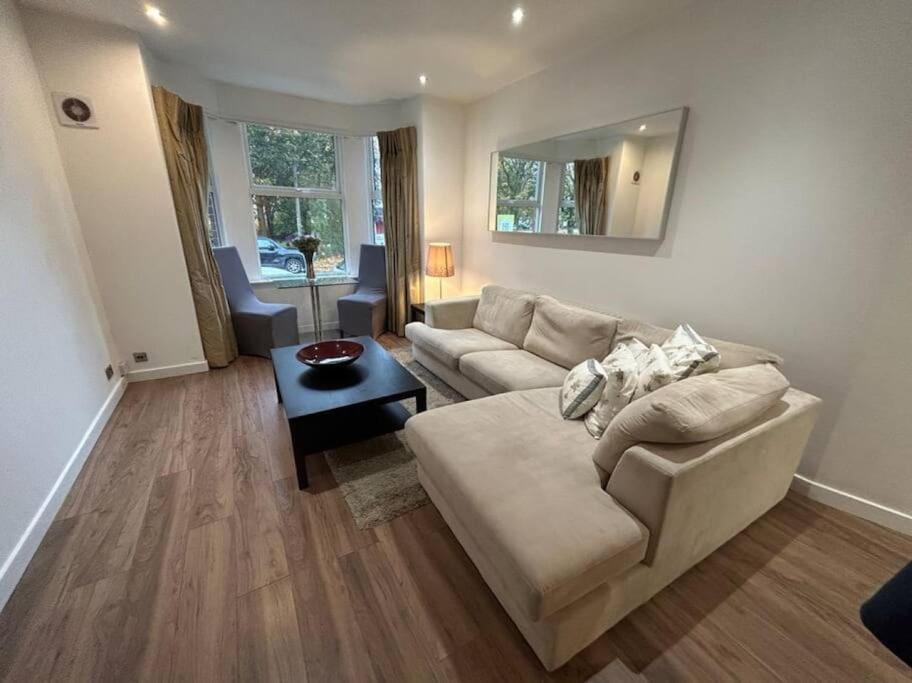 Spacious Central 2Bed Apartment Wilmslow Ngoại thất bức ảnh